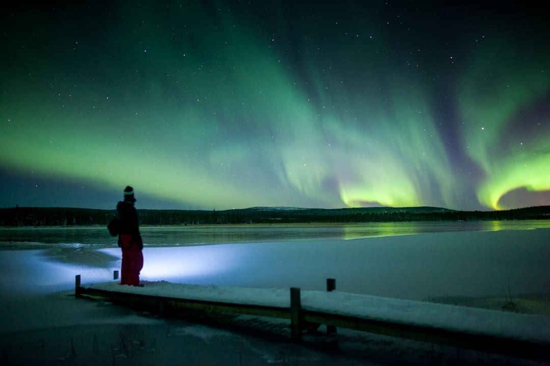 Aurora boreal en el lago Jeris en Laponia Muonio