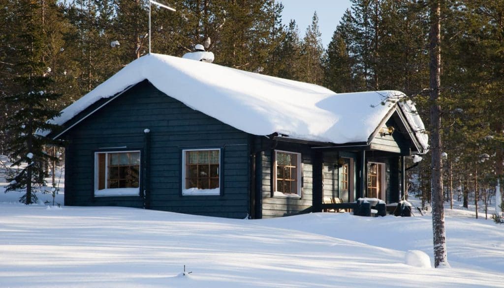 Cabaña de madera en Laponia durante el invierno