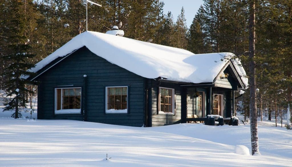 Blokhut in Lapland tijdens de winter