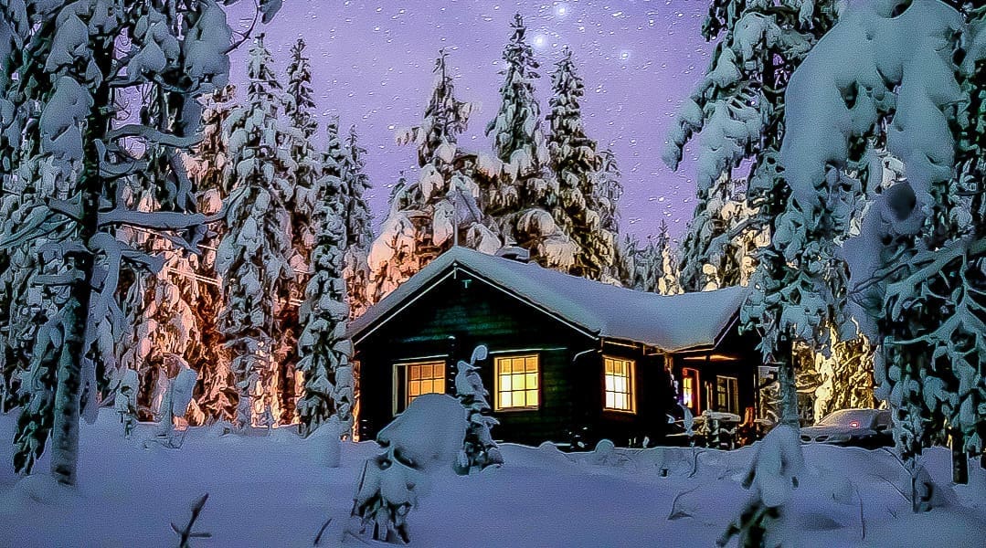 Blockhütte in Lappland im Winter