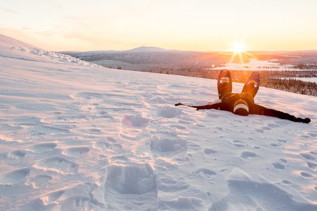 Schneeschuhwanderer liegend auf Schnee