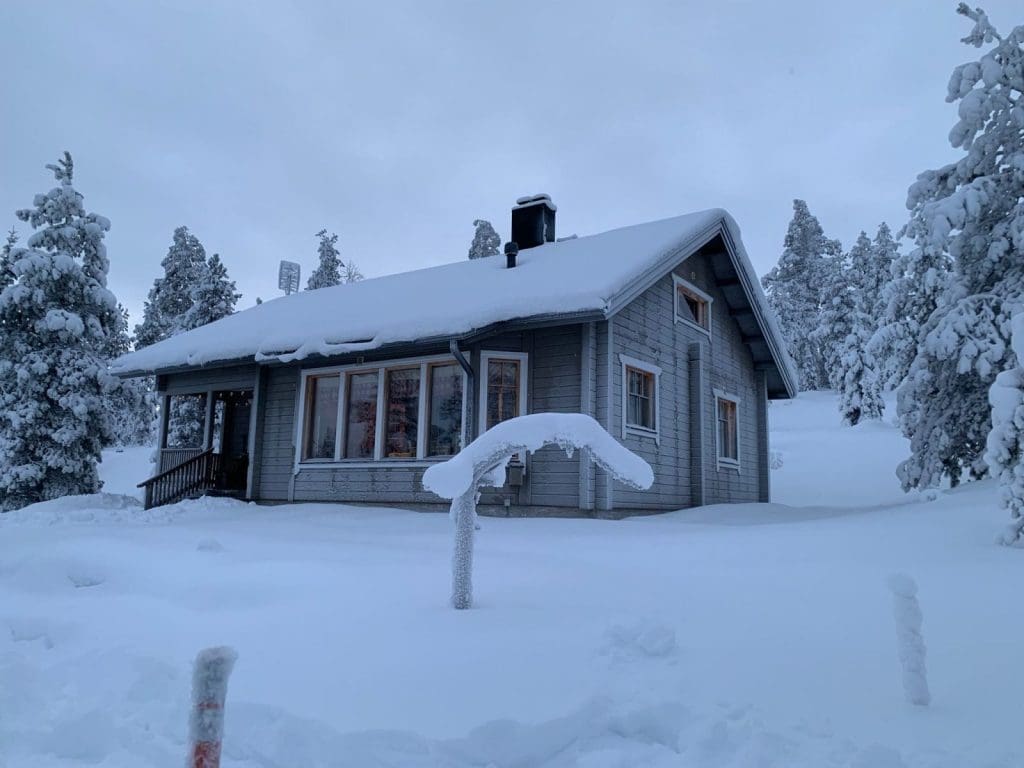 Baita in legno in Lapponia durante l'inverno