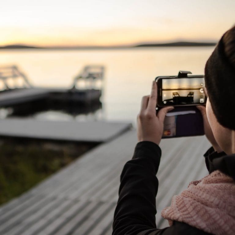 Femme prenant une photo d'un pont