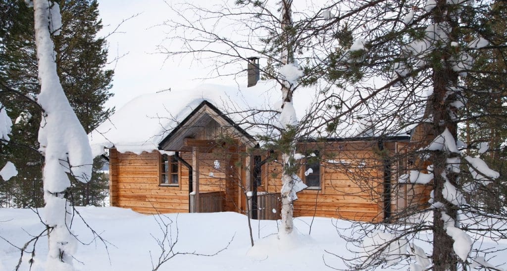 Cabaña de madera en Laponia durante el invierno